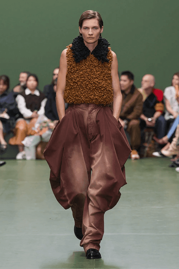 ロエベ 2024年秋冬コレクション LOEWE Fall Winter 2024 Paris Fashion Week menswear womenswear Jonathan Anderson runway show