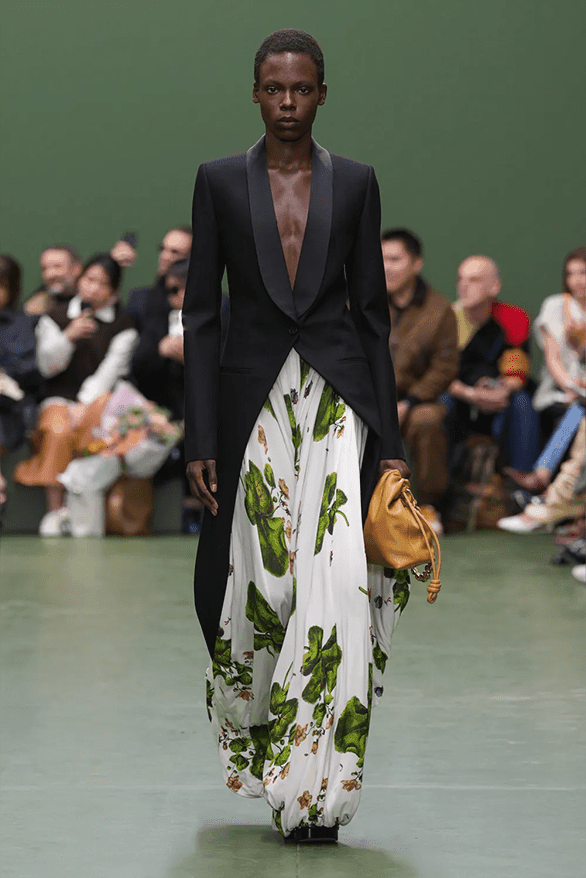 ロエベ 2024年秋冬コレクション LOEWE Fall Winter 2024 Paris Fashion Week menswear womenswear Jonathan Anderson runway show