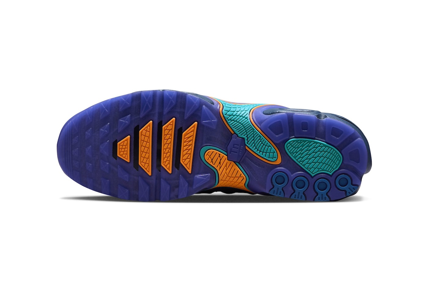 ナイキから新型エアマックスプラスドリフト “ミッドナイトネイビー”が登場 Nike Air Max Plus Drift Surfaces in "Midnight Navy" FD4290-400 release info total orange air max day sneaker comfort swoosh colorful eclectic