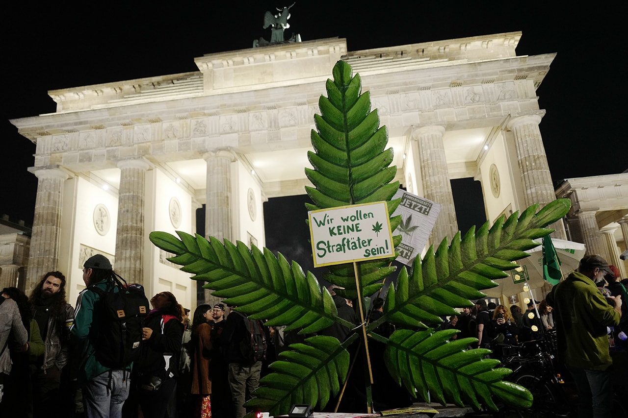 ドイツで大麻所持と栽培が解禁へ Cannabis Enthusiasts Celebrate Legalization in germany 2024