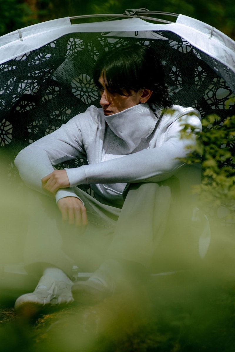 ナイキISPAよりテントとしても使用可能な2ウェイ仕様のポンチョが登場 This Nike ISPA Poncho Turns Into a Tent camping technical outerwear spring summer 2024 lookbook camp nylon water proof link price hood zip pocket outside warm wind functional link website end livestock canada north america