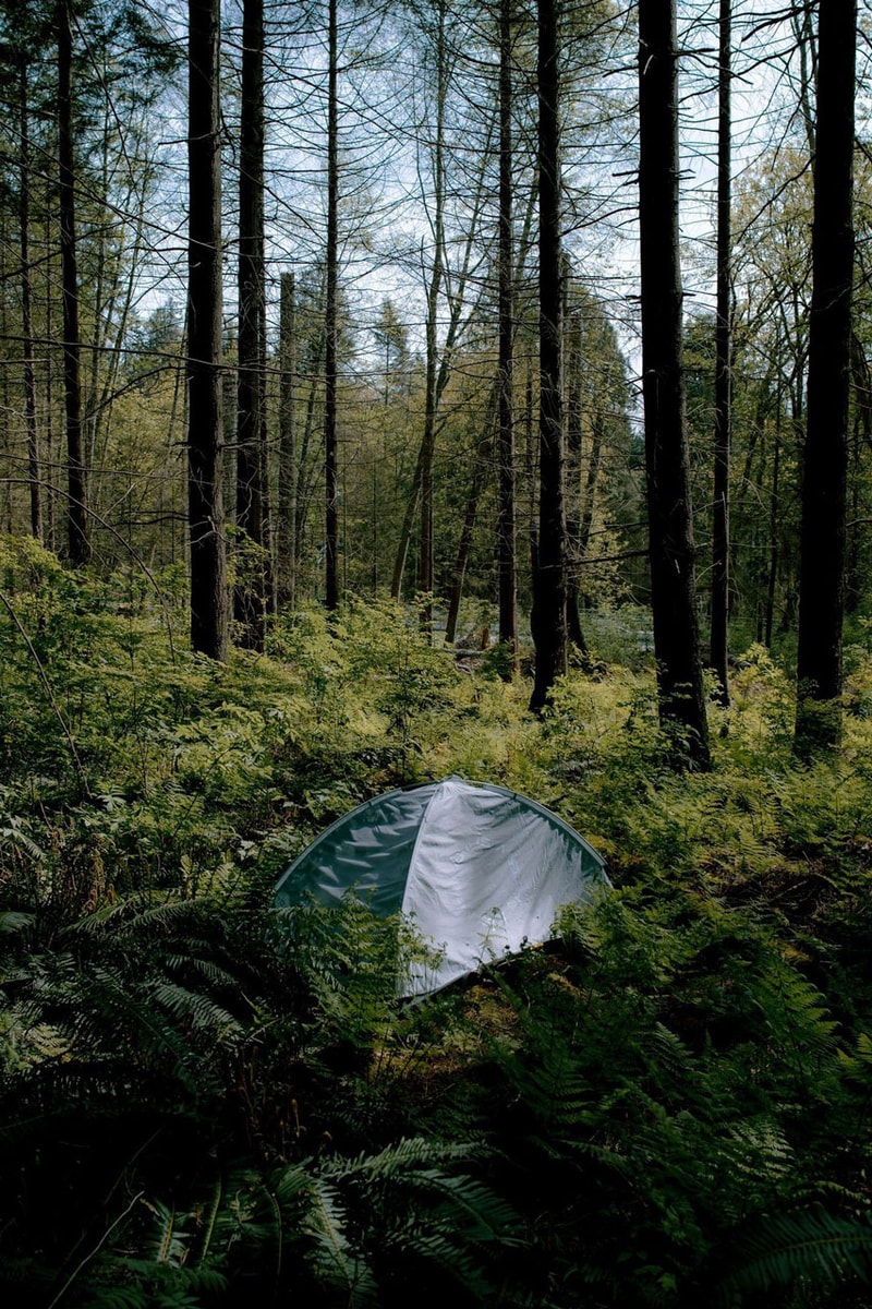 ナイキISPAよりテントとしても使用可能な2ウェイ仕様のポンチョが登場 This Nike ISPA Poncho Turns Into a Tent camping technical outerwear spring summer 2024 lookbook camp nylon water proof link price hood zip pocket outside warm wind functional link website end livestock canada north america