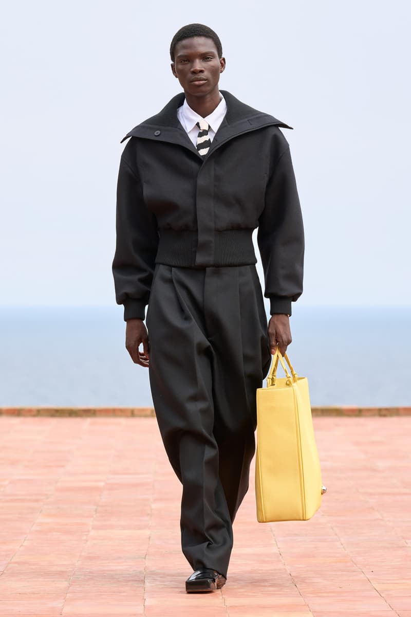 ジャックムスがブランド設立15周年を祝した記念ランウェイショーを開催 Jacquemus Fall/Winter 2024 Collection 15th Anniversary Runway Images Jennie Simon Porte