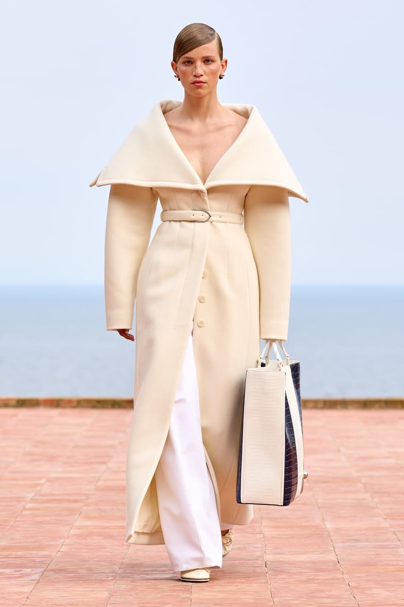 ジャックムスがブランド設立15周年を祝した記念ランウェイショーを開催 Jacquemus Fall/Winter 2024 Collection 15th Anniversary Runway Images Jennie Simon Porte