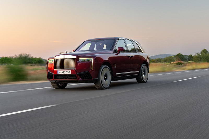 Tシャツと短パンと Rolls-Royce Cullinan Series II 