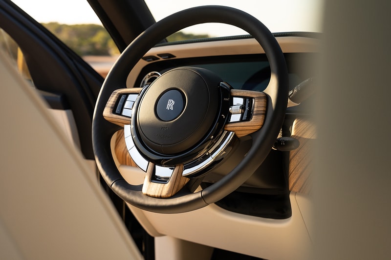 Tシャツと短パンと Rolls-Royce Cullinan Series II 