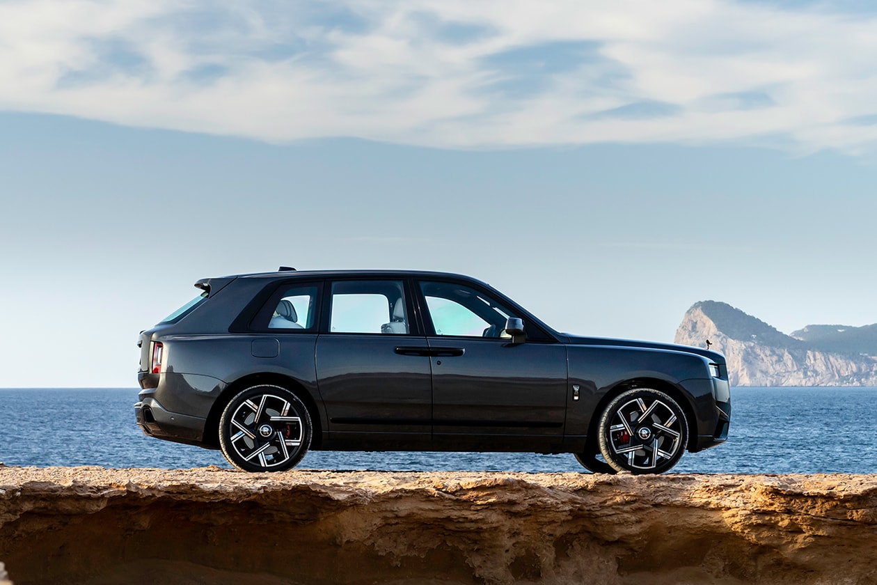 Tシャツと短パンと Rolls-Royce Cullinan Series II 