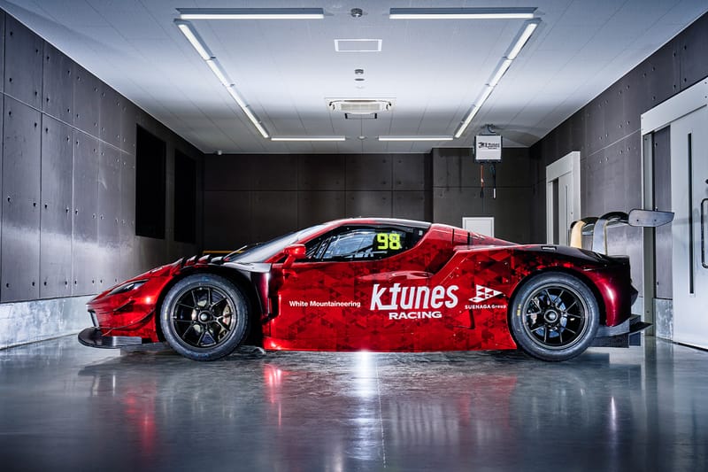 White Mountaineering の相澤陽介がレーシングカーとレーシングスーツをデザイン