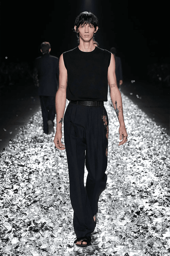 ドリス ヴァン ノッテン2025年春夏コレクションは涙のランウェイDries Van Noten Spring Summer 2025 Paris Fashion Week menswear womenswear runway show final