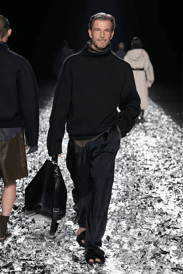 ドリス ヴァン ノッテン2025年春夏コレクションは涙のランウェイDries Van Noten Spring Summer 2025 Paris Fashion Week menswear womenswear runway show final