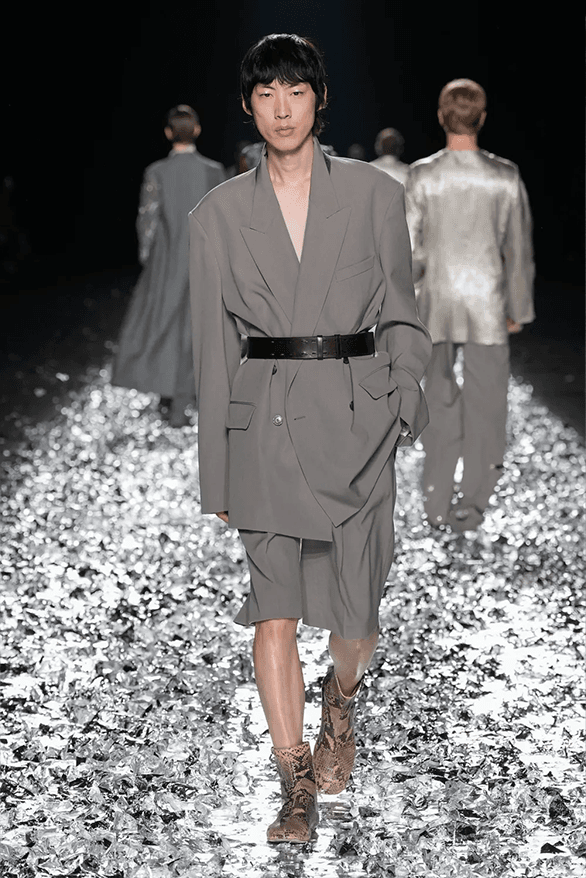 ドリス ヴァン ノッテン2025年春夏コレクションは涙のランウェイDries Van Noten Spring Summer 2025 Paris Fashion Week menswear womenswear runway show final