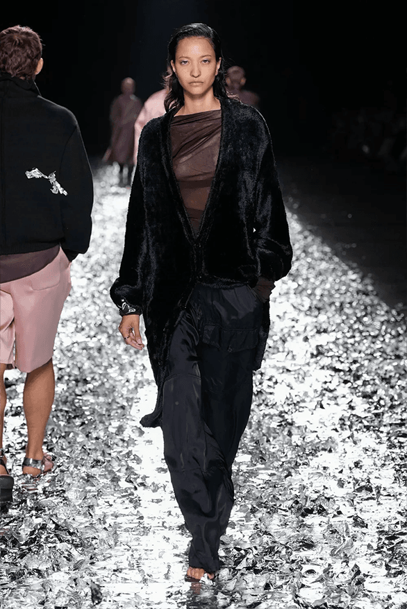 ドリス ヴァン ノッテン2025年春夏コレクションは涙のランウェイDries Van Noten Spring Summer 2025 Paris Fashion Week menswear womenswear runway show final