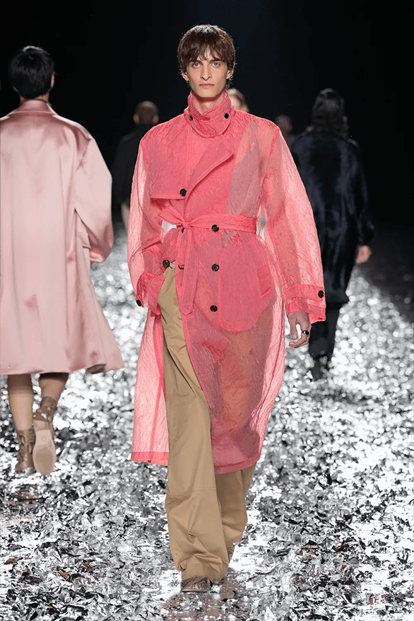 ドリス ヴァン ノッテン2025年春夏コレクションは涙のランウェイDries Van Noten Spring Summer 2025 Paris Fashion Week menswear womenswear runway show final
