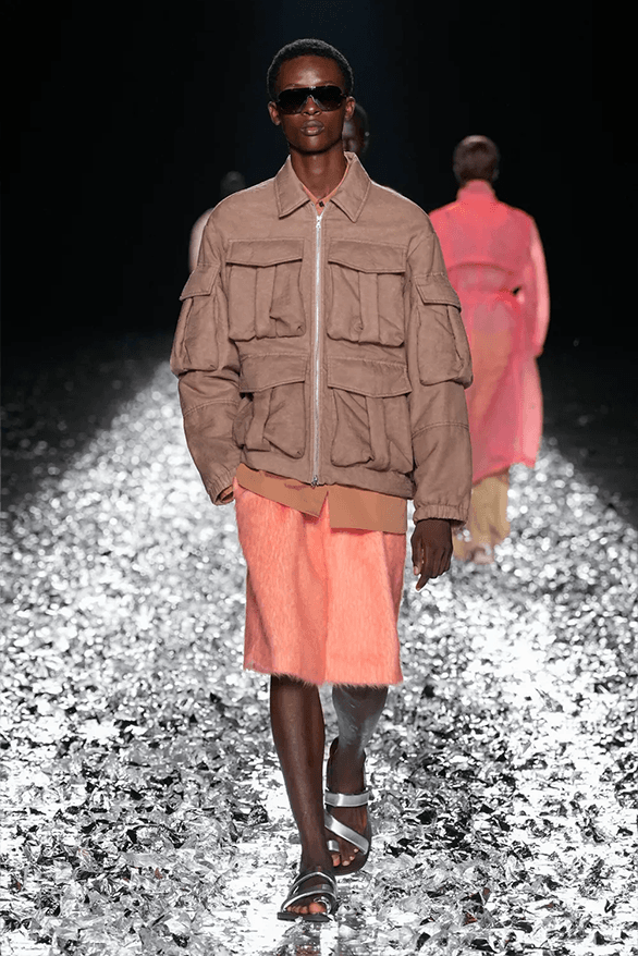 ドリス ヴァン ノッテン2025年春夏コレクションは涙のランウェイDries Van Noten Spring Summer 2025 Paris Fashion Week menswear womenswear runway show final
