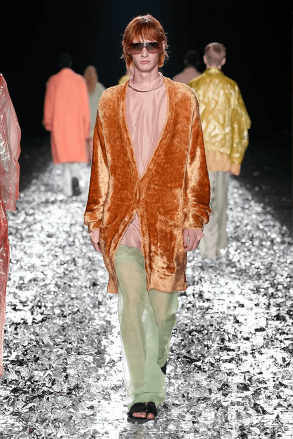 ドリス ヴァン ノッテン2025年春夏コレクションは涙のランウェイDries Van Noten Spring Summer 2025 Paris Fashion Week menswear womenswear runway show final