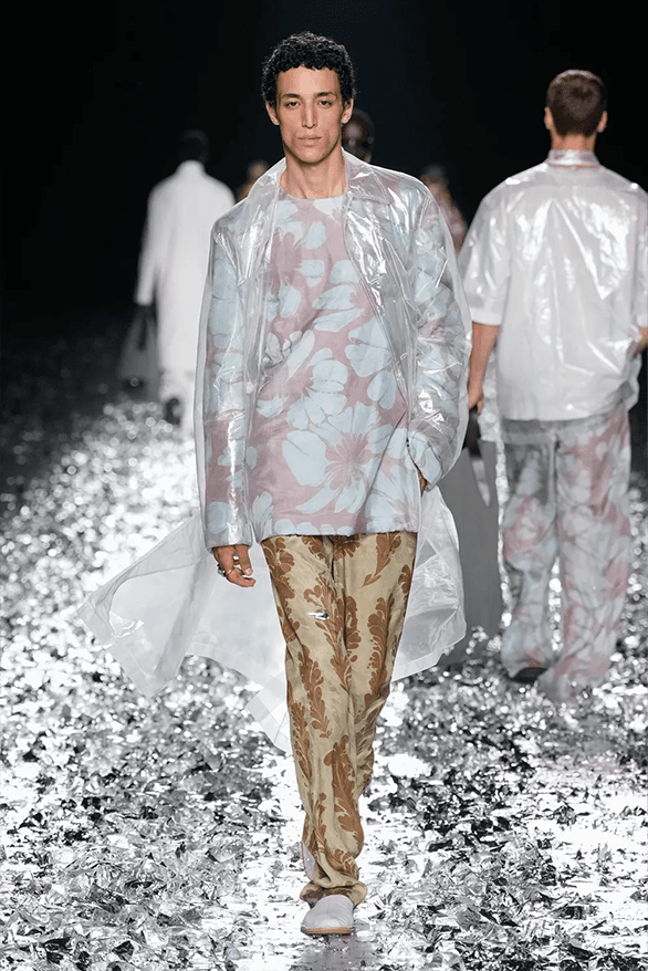 ドリス ヴァン ノッテン2025年春夏コレクションは涙のランウェイDries Van Noten Spring Summer 2025 Paris Fashion Week menswear womenswear runway show final