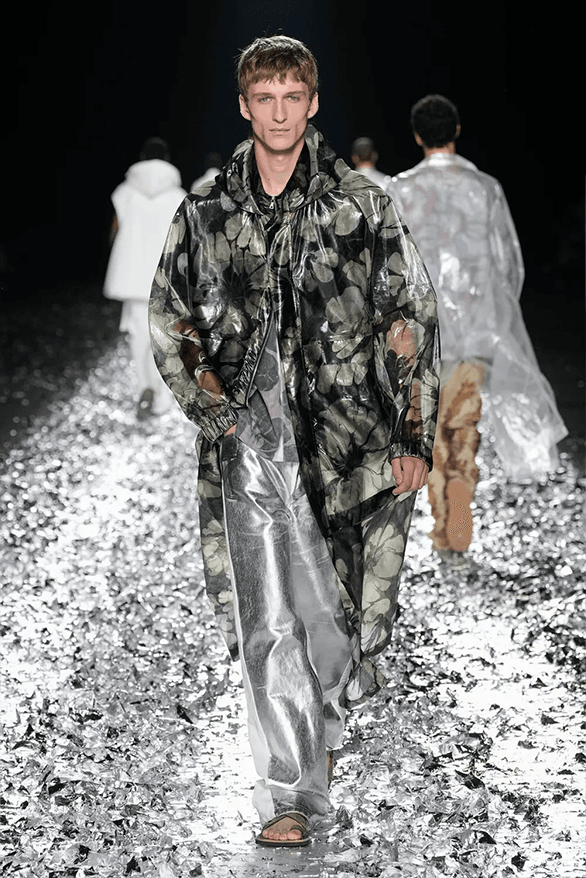ドリス ヴァン ノッテン2025年春夏コレクションは涙のランウェイDries Van Noten Spring Summer 2025 Paris Fashion Week menswear womenswear runway show final