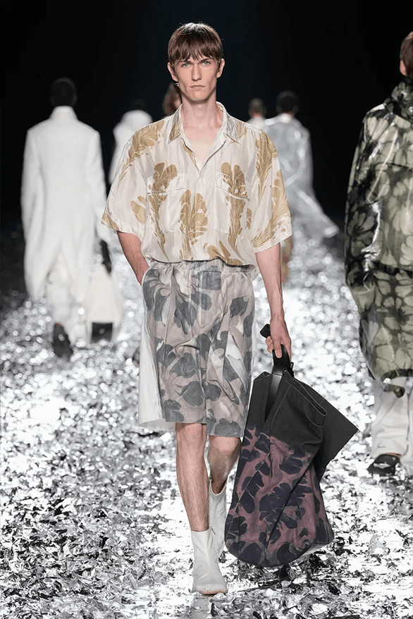 ドリス ヴァン ノッテン2025年春夏コレクションは涙のランウェイDries Van Noten Spring Summer 2025 Paris Fashion Week menswear womenswear runway show final