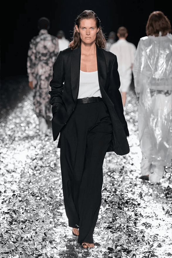 ドリス ヴァン ノッテン2025年春夏コレクションは涙のランウェイDries Van Noten Spring Summer 2025 Paris Fashion Week menswear womenswear runway show final