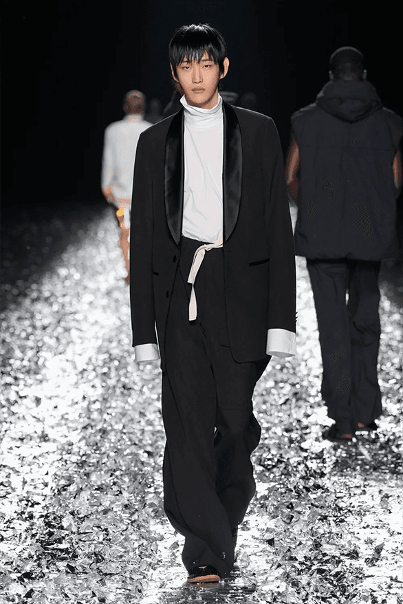 ドリス ヴァン ノッテン2025年春夏コレクションは涙のランウェイDries Van Noten Spring Summer 2025 Paris Fashion Week menswear womenswear runway show final