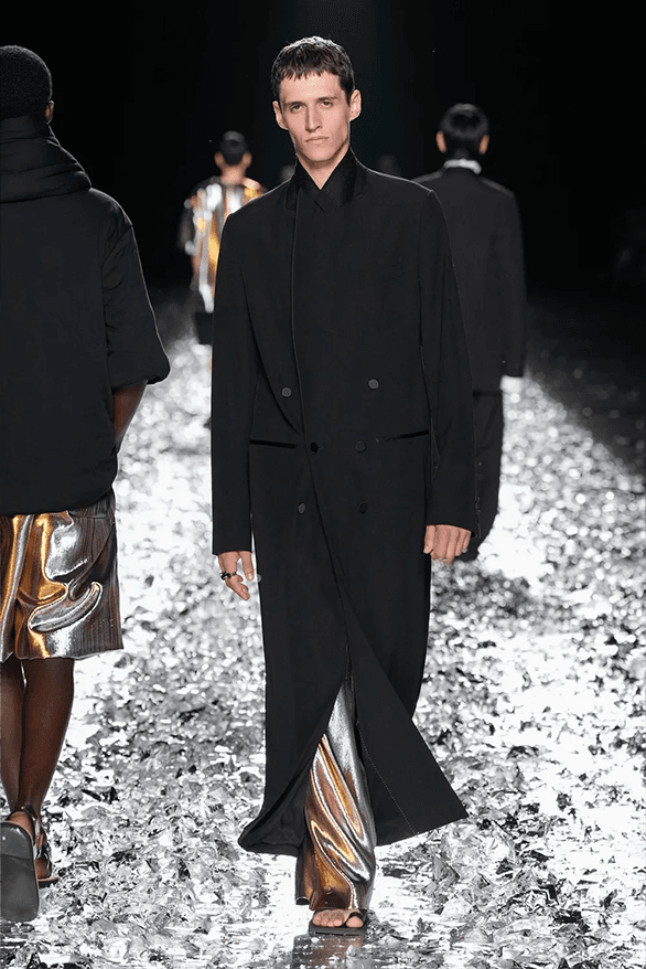 ドリス ヴァン ノッテン2025年春夏コレクションは涙のランウェイDries Van Noten Spring Summer 2025 Paris Fashion Week menswear womenswear runway show final