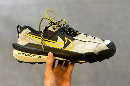 sacai x Nike の2025年春夏コラボフットウェアは Zegamadome