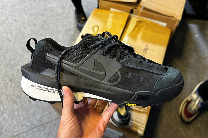 サカイ x ナイキの2025年春夏コラボフットウェアはゼガマドーム Closer Look at the sacai x Nike ZegamadomeCollaboration Revealed on the SS25 Menswear Paris Fashion Week Runway chitose abe