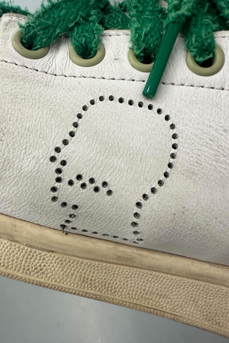 ブレインデッドがアディダスオリジナルスとの最新コラボスタンスミスをお披露目 Kyle Ng Previews the Brain Dead x adidas Stan Smith footwear sneaker shoe release upper suede leather collab logo tongue lace green colorway white bowling shoe first collaboration release date link price farmtactics