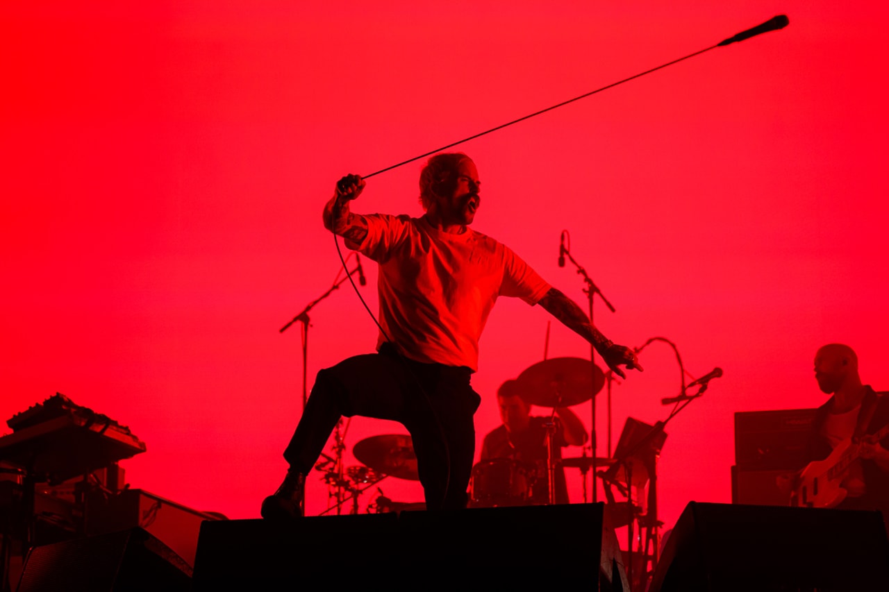 バンクシーが Glastonbury Festival 2024 で新作パフォーマンスアートを披露