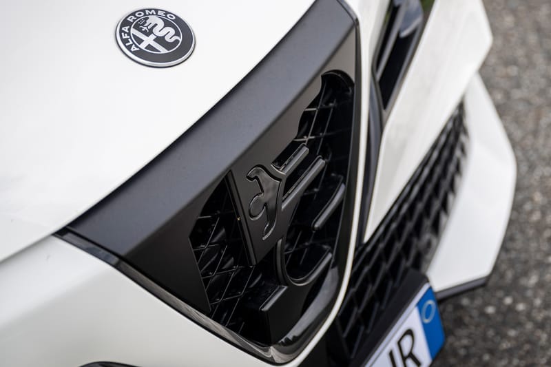 新しい盾で戦う Alfa Romeo 初の BEV “JUNIOR" について