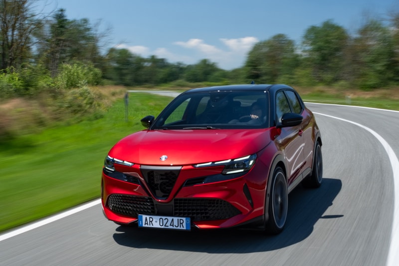 新しい盾で戦うアルファ ロメオ初の BEV“ジュニア"について alfa romeo junior