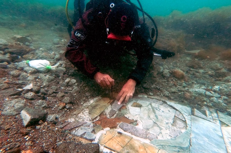 ナポリ沖の海底にローマ時代のモザイク画を発見 Nappli seafloor mosaics