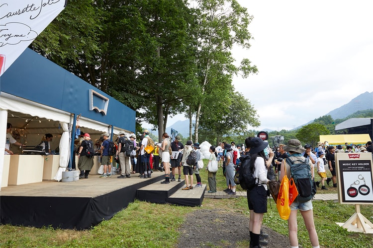 行列のできる Levi's® のフジロックブース