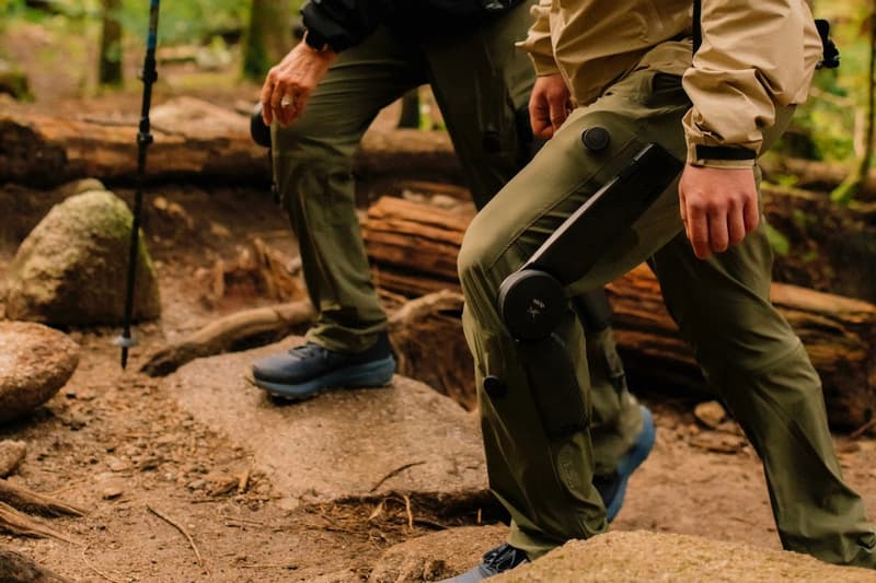 アークテリクスがウェアラブルロボットを備えたハイキングパンツを発表 arc'teryx skip robotics startup gamma hiking pant exoskeleton battery operated motor climbing uphill downhill inspiration concept reserve pair