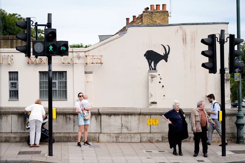 バンクシーが英ロンドン南西部で新作を公開 banksy goat mural southwest london artwork street art