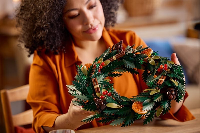 レゴ®から“永遠に枯れない”リースとポインセチアが登場 LEGO Icons Wreath Poinsettia 10340 10370 Release Date botanical build collection info store list buying guide photos price