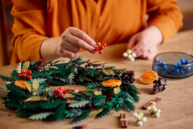 レゴ®から“永遠に枯れない”リースとポインセチアが登場 LEGO Icons Wreath Poinsettia 10340 10370 Release Date botanical build collection info store list buying guide photos price
