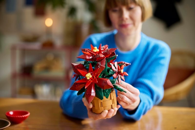 レゴ®から“永遠に枯れない”リースとポインセチアが登場 LEGO Icons Wreath Poinsettia 10340 10370 Release Date botanical build collection info store list buying guide photos price