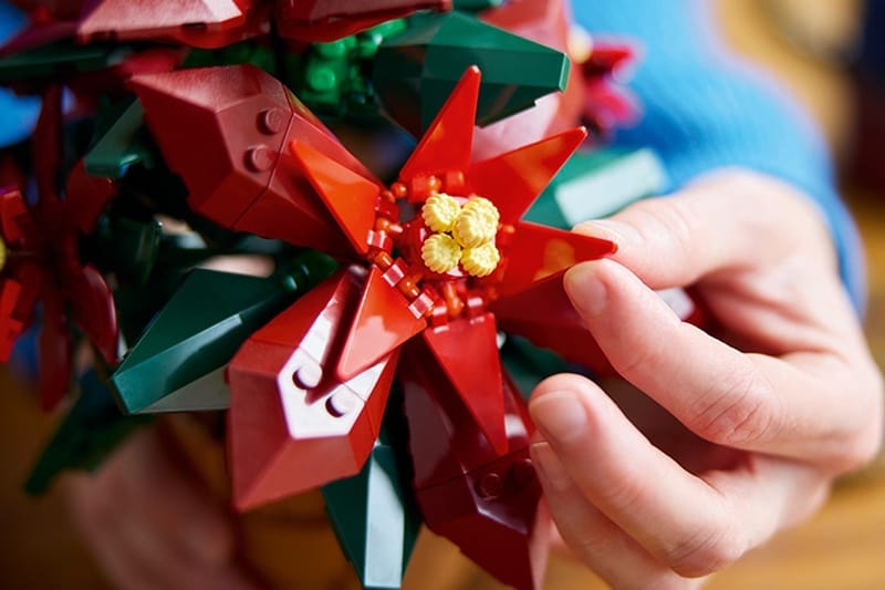 レゴ®から“永遠に枯れない”リースとポインセチアが登場 LEGO Icons Wreath Poinsettia 10340 10370 Release Date botanical build collection info store list buying guide photos price