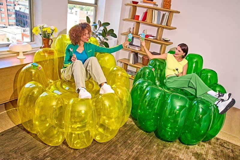 アメリカの定番ゼリー ジェローがソファになって登場 Inflatable JELL O Chairs Release Info