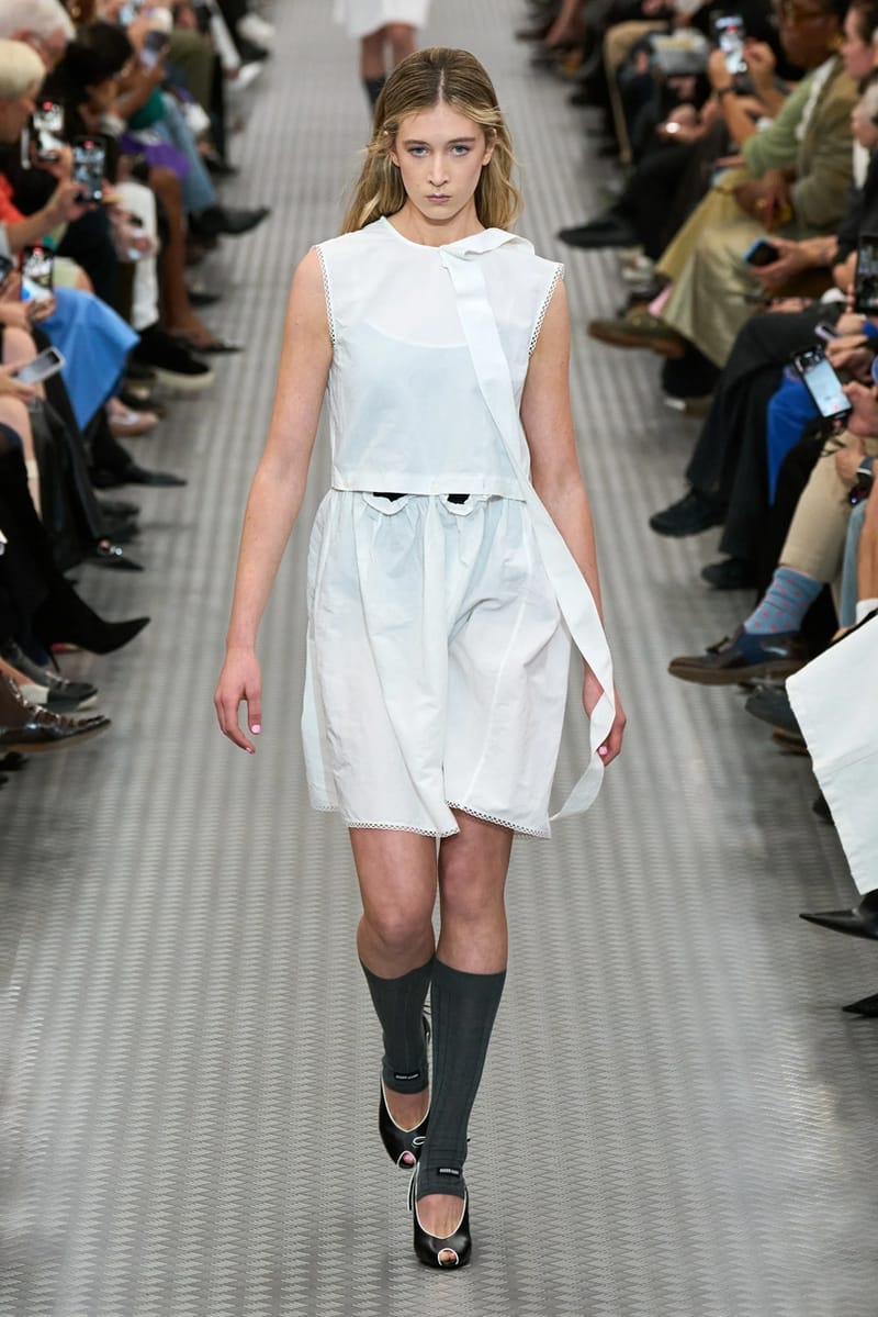 ミュウミュウ 2025年春夏ウィメンズコレクション miu miu ss25 spring summer 2025 fashion show Cara Delevingne willem dafoe photos review info