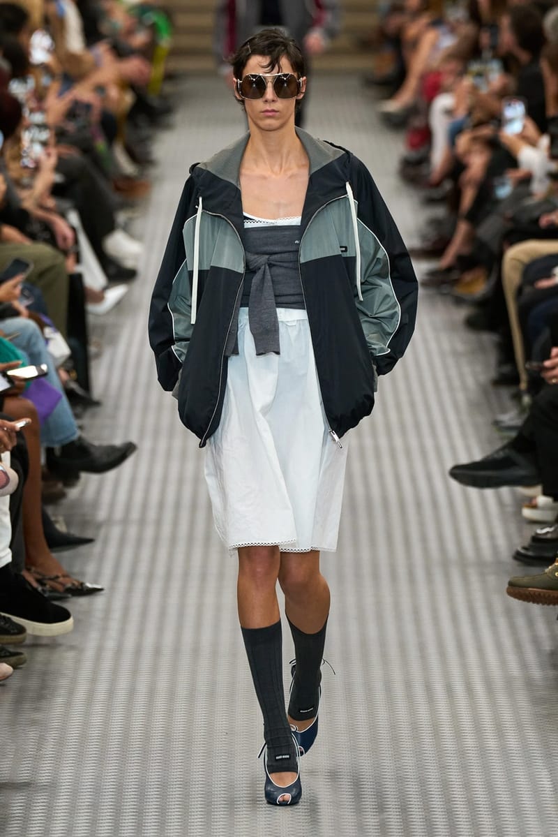 ミュウミュウ 2025年春夏ウィメンズコレクション miu miu ss25 spring summer 2025 fashion show Cara Delevingne willem dafoe photos review info