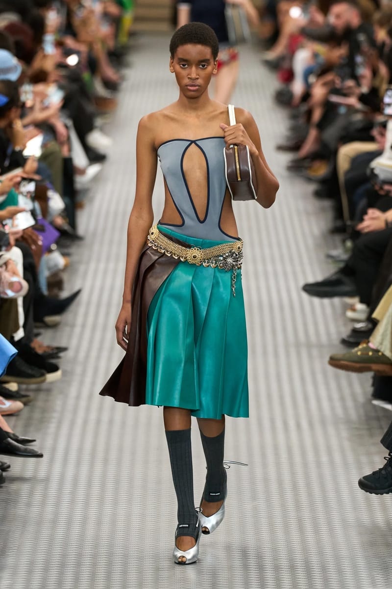 ミュウミュウ 2025年春夏ウィメンズコレクション miu miu ss25 spring summer 2025 fashion show Cara Delevingne willem dafoe photos review info