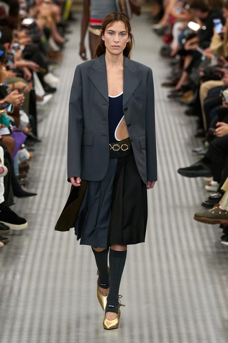 ミュウミュウ 2025年春夏ウィメンズコレクション miu miu ss25 spring summer 2025 fashion show Cara Delevingne willem dafoe photos review info