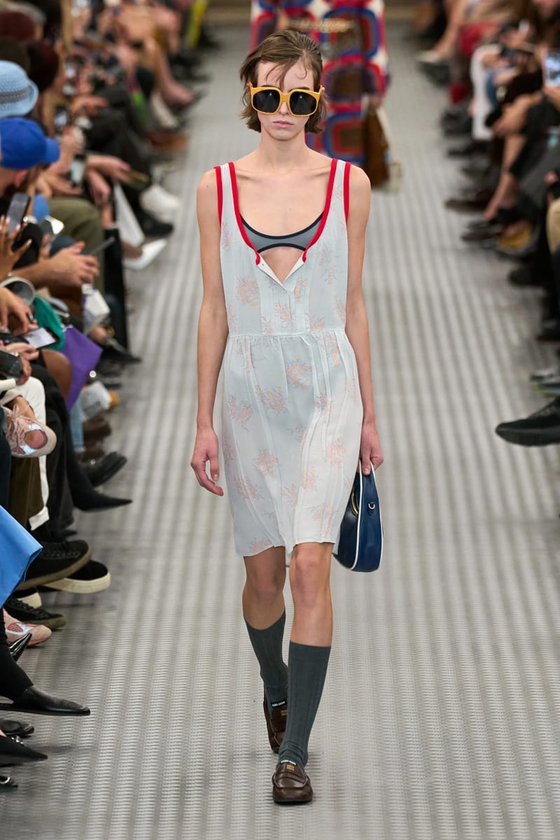 ミュウミュウ 2025年春夏ウィメンズコレクション miu miu ss25 spring summer 2025 fashion show Cara Delevingne willem dafoe photos review info