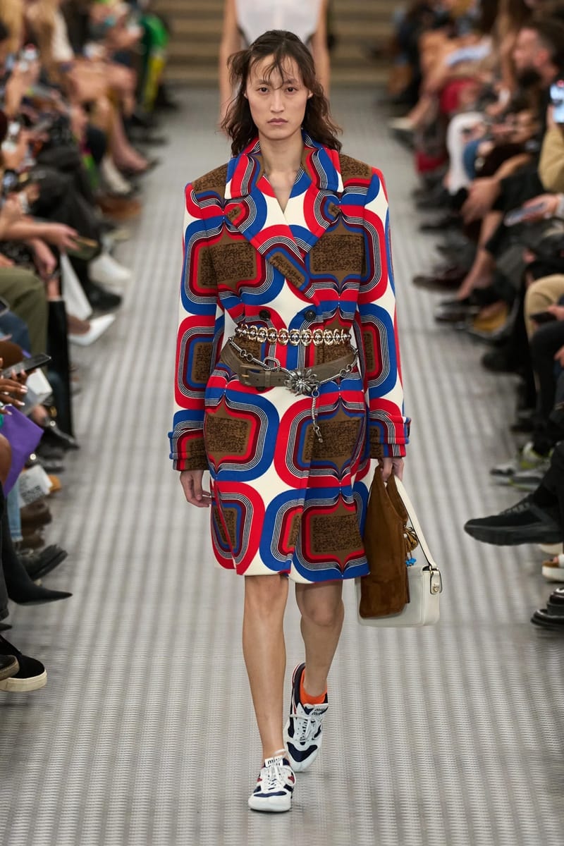 ミュウミュウ 2025年春夏ウィメンズコレクション miu miu ss25 spring summer 2025 fashion show Cara Delevingne willem dafoe photos review info