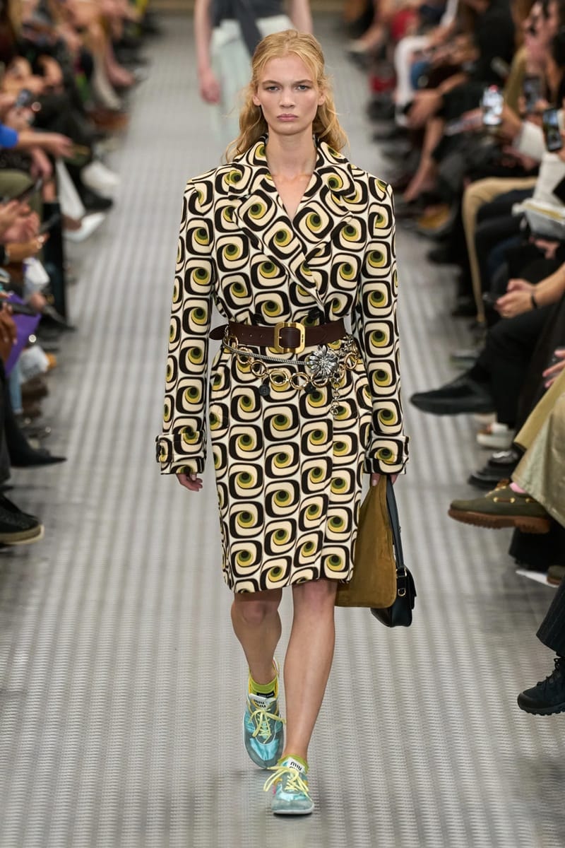ミュウミュウ 2025年春夏ウィメンズコレクション miu miu ss25 spring summer 2025 fashion show Cara Delevingne willem dafoe photos review info