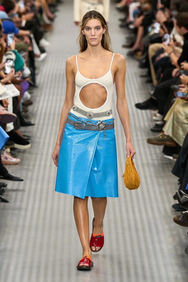 ミュウミュウ 2025年春夏ウィメンズコレクション miu miu ss25 spring summer 2025 fashion show Cara Delevingne willem dafoe photos review info