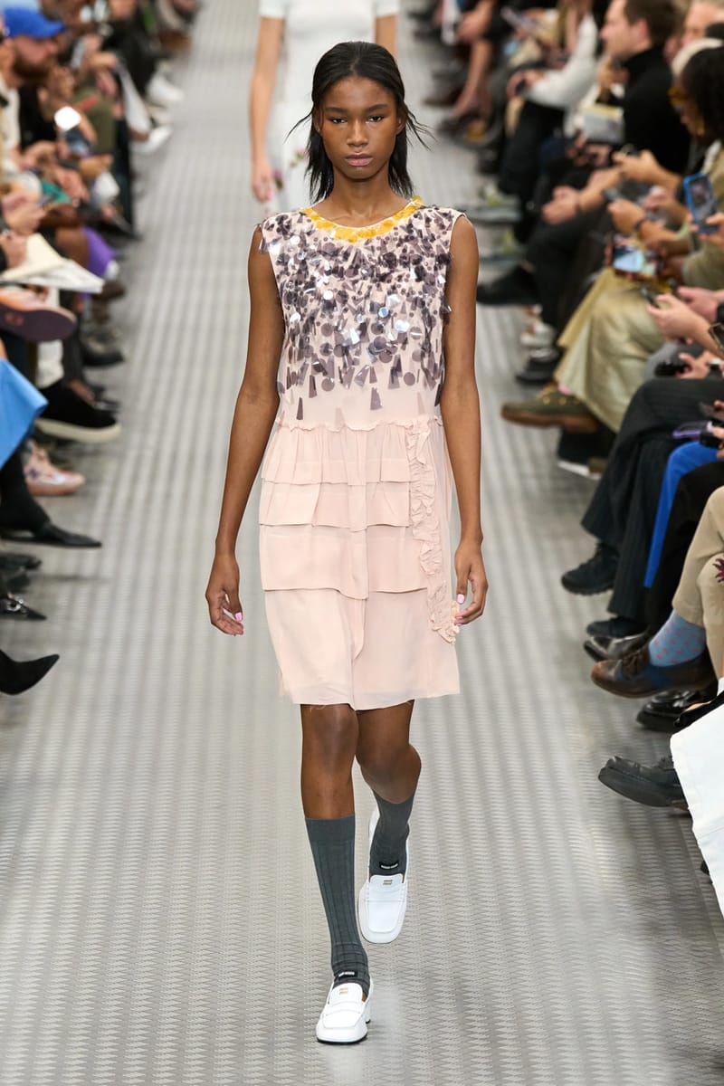 ミュウミュウ 2025年春夏ウィメンズコレクション miu miu ss25 spring summer 2025 fashion show Cara Delevingne willem dafoe photos review info