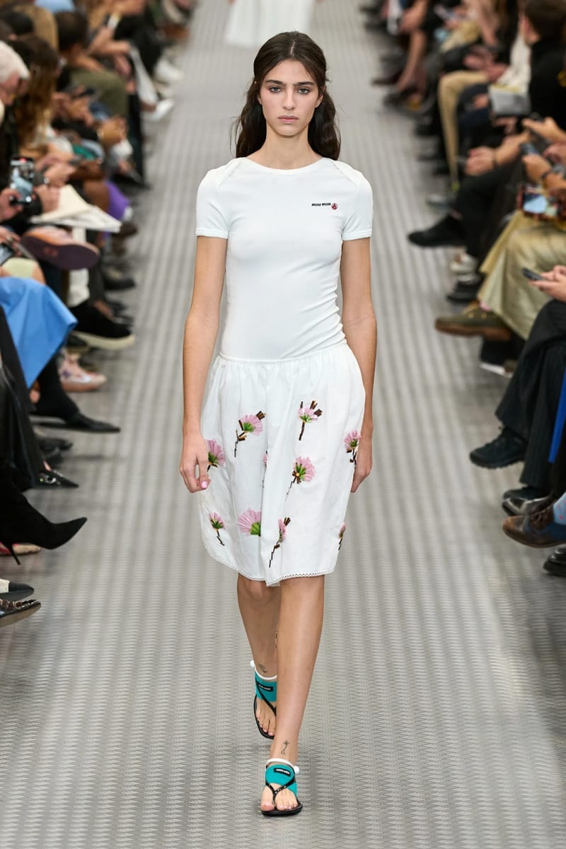 ミュウミュウ 2025年春夏ウィメンズコレクション miu miu ss25 spring summer 2025 fashion show Cara Delevingne willem dafoe photos review info